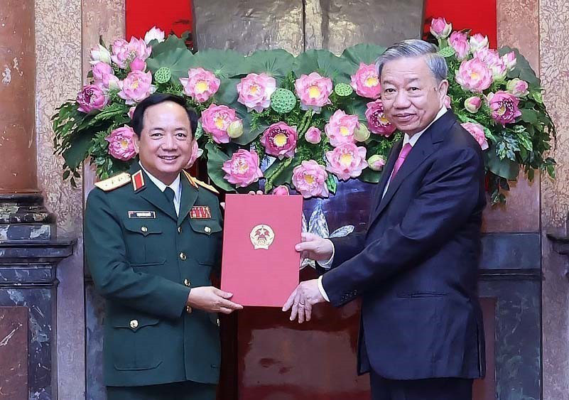 Chủ tịch nước Tô Lâm trao Quyết định bổ nhiệm chức vụ Chủ nhiệm Tổng cục Chính trị Quân đội nhân dân Việt Nam cho Thượng tướng Trịnh Văn Quyết - Ảnh: TTXVN