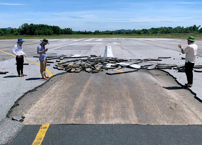 Đường băng sân bay Vinh bị hư hỏng bêtông nhựa hồi tháng 7/2023. Ảnh:Hùng Lê