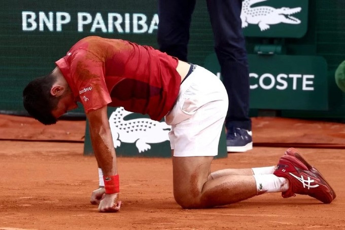 Djokovic được chăm sóc y tế trong trận thắng Cerundolo trên sân Philippe Chatrier, Paris hôm 3/6. Ảnh: Reuters