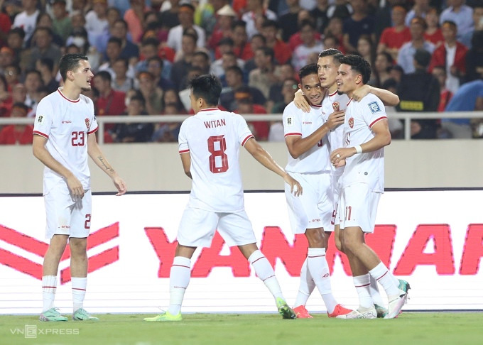 Trung vệ mang hai dòng máu Hà Lan và Indonesia Jay Idzes (thứ hai từ phải sang) ghi bàn mở tỷ số, ở trận Indonesia thắng Việt Nam 3-0, thuộc lượt bốn bảng F vòng loại hai World Cup 2026. Ảnh: Hiếu Lương