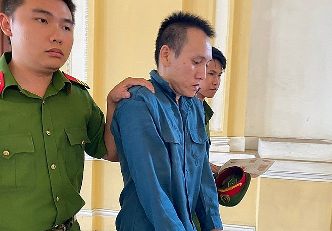 Bị cáo Phạm Phi Hổ bị dẫn giải sau phiên tòa. Ảnh: Bình Nguyên