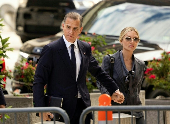 Hunter Biden cùng vợ Melissa Cohen Biden tới tòa án Wilmington, ở Delaware, ngày 3/6. (Nguồn: AFP)