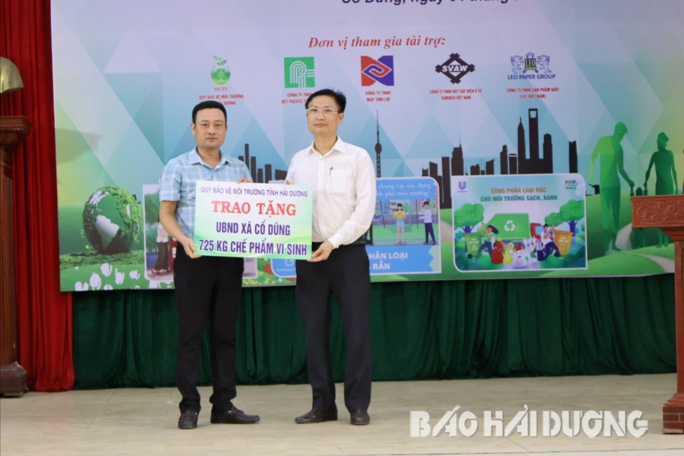  Đại diện Quỹ Bảo vệ môi trường tỉnh Hải Dương trao tặng UBND xã Cổ Dũng 725 kg chế phẩm vi sinh