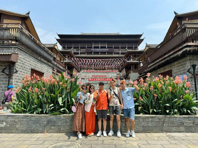 Du khách Việt chụp ảnh lưu niệm tại Bình Biên, Trung Quốc. Ảnh: Otrip