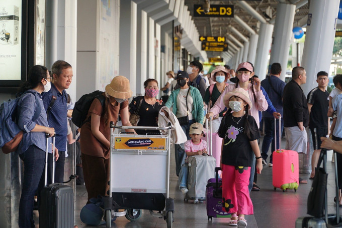 Hành khách tại sân bay Tân Sơn Nhất, TP HCM. Ảnh: Gia Minh