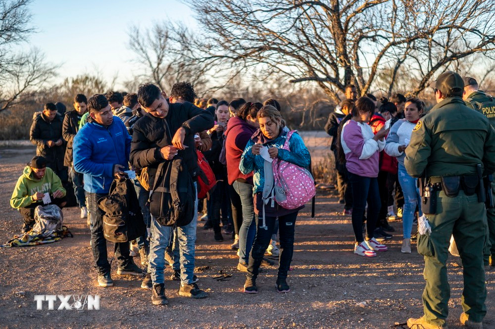 Lực lượng tuần tra biên giới kiểm tra giấy tờ của người di cư tại Eagle Pass, Texas, Mỹ, ngày 4/2/2024. (Ảnh: AFP/TTXVN)