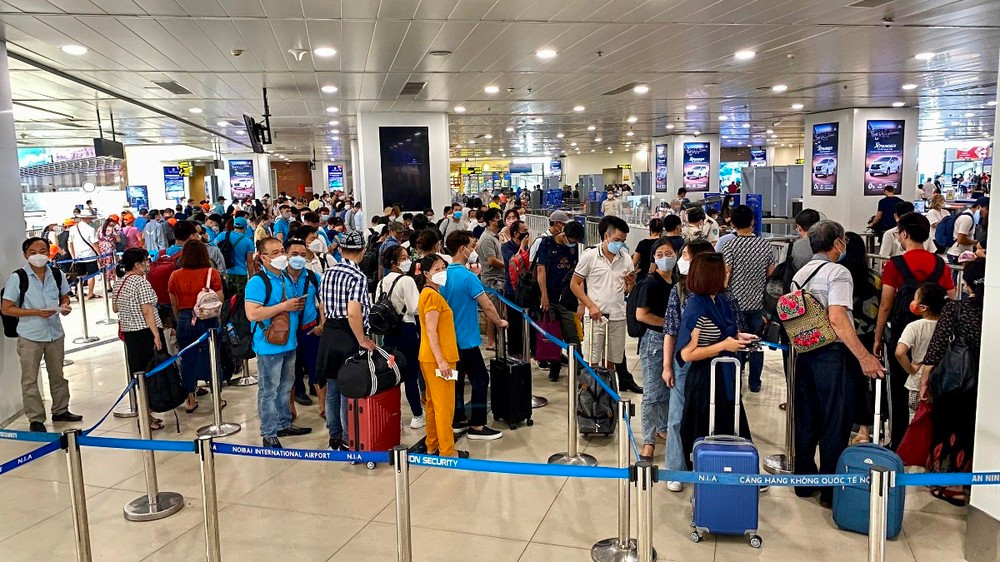 Hành khách làm thủ tục chuyến bay tại Cảng hàng không Quốc tế Nội Bài. (Ảnh: PV/Vietnam+)