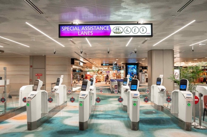 Làn nhập cảnh tự động dành cho người cần hỗ trợ đặc biệt tại nhà ga T2 sân bay Changi. Ảnh: Changi Airport