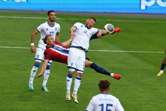Haaland (số 9) trong một pha bay người tranh bóng bổng với hàng thủ Kosovo ở Oslo tối 5/6. Ảnh: Dagbladet