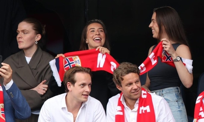 Bạn gái Isabel Haugseng Johansen (giữa, hàng sau) mừng sau khi Haaland hoàn tất cú hattrick trên sân Ullevaal ở Oslo tối 5/6. Ảnh: VG