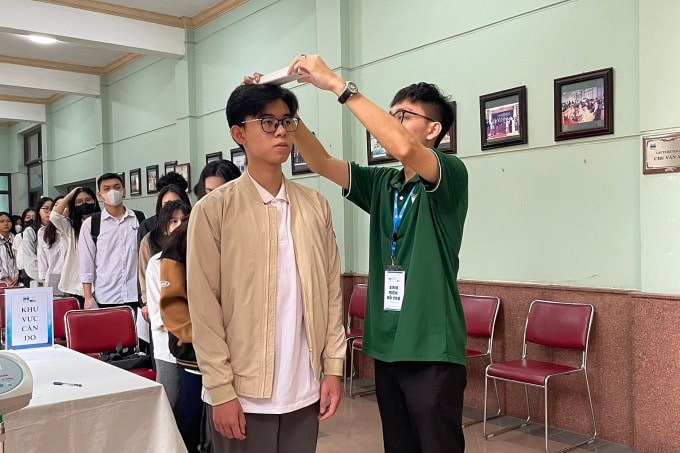 Thí sinh được cân đo trong buổi phỏng vấn trí thông minh cảm xúc - EQ của trường Quản trị và Kinh doanh hồi tháng 3. Ảnh: FacebookTrường Quản trị và Kinh doanh