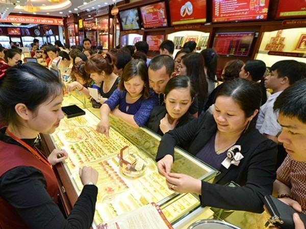 Ngày 6/6, giá vàng SJC giảm thêm 1 triệu đồng, chỉ còn 75,98 triệu đồng. (Ảnh: Vietnam+)