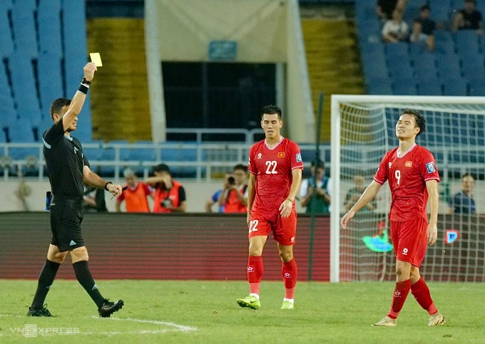 Nguyễn Văn Toàn (phải) nhận thẻ vàng ở phút 76 trận Việt Nam thắng Philippines 3-2 hôm 6/6, thuộc lượt năm bảng F vòng loại hai World Cup 2026. Ảnh: Ngọc Thành
