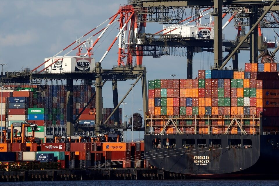 Tàu vận chuyển hàng hóa tại cảng Port Newark, New Jersey, Mỹ. (Ảnh: Reuters)