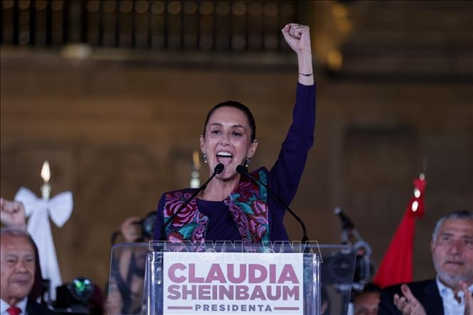 Ngày 2/6/2024, Viện Bầu cử Quốc gia Mexico (INE) công bố kết quả kiểm phiếu sơ bộ cho thấy cựu Thị trưởng Mexico City Claudia Sheinbaum (ảnh) đã giành chiến thắng vang dội trong cuộc tổng tuyển cử diễn ra cùng ngày với 57,2% số phiếu bầu, qua đó trở thành nữ Tổng thống đầu tiên trong lịch sử không chỉ ở Mexico mà còn ở khu vực Bắc Mỹ. (Ảnh: AFP/TTXVN)