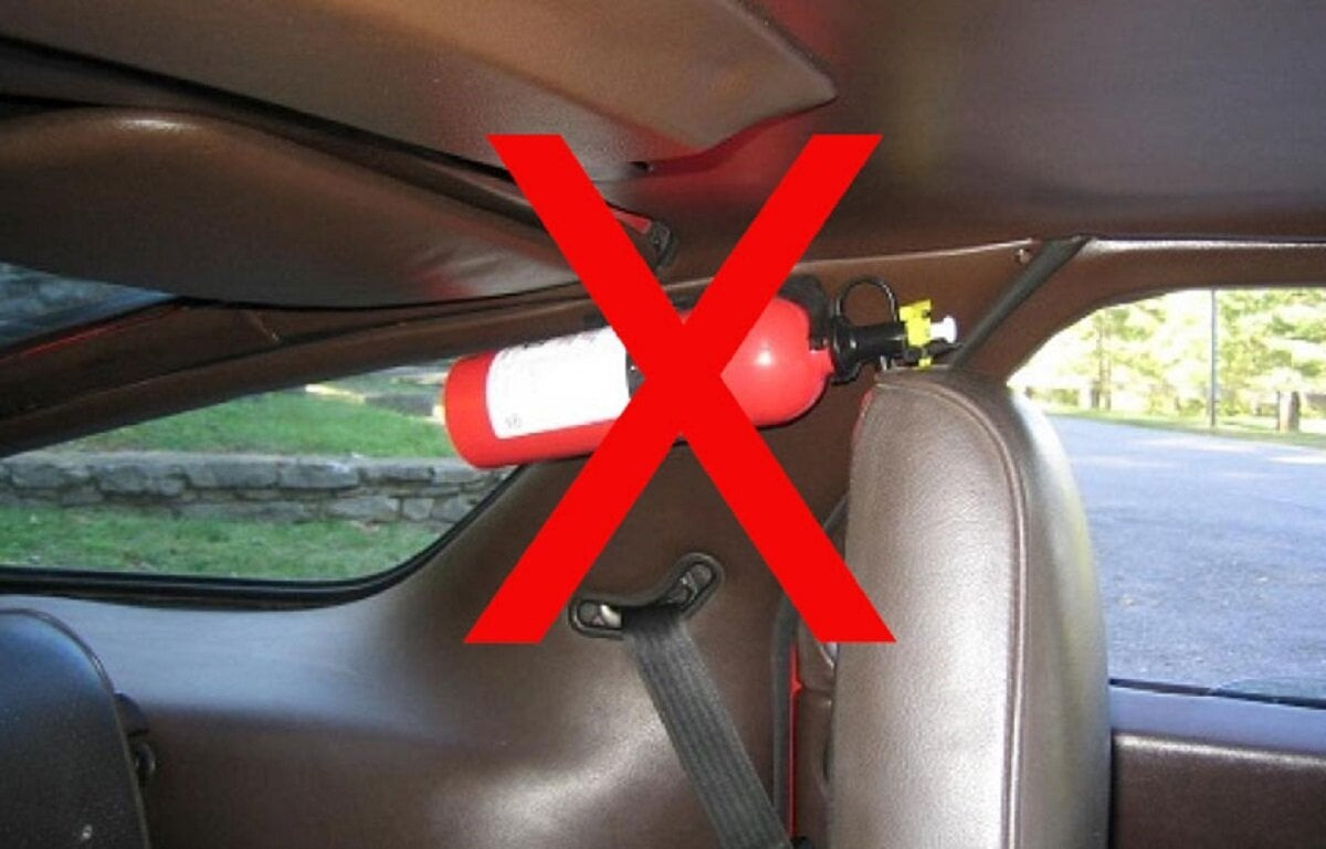 Bình chữa cháy để trên xe ô tô trời nắng nóng có thể là nguyên nhân dẫn đến cháy nổ. (Ảnh minh họa).