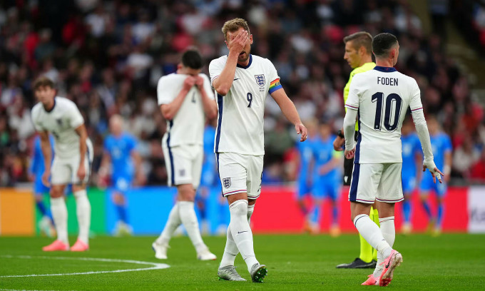 Cầu thủ Anh thất vọng khi Iceland mở tỷ số. Ảnh: PA