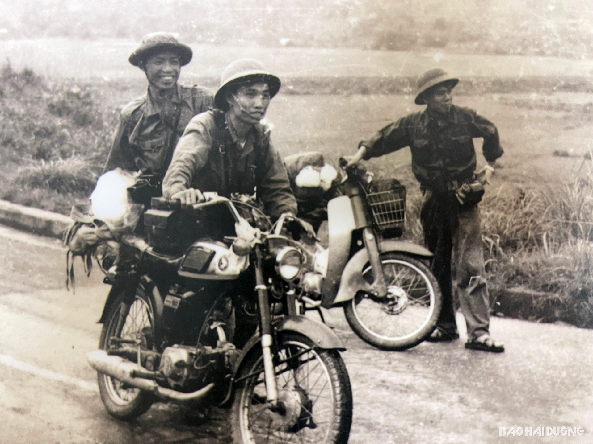 Phóng viên Trần Mai Hưởng (giữa) cùng các đồng nghiệp trên đường qua đèo Hải Vân, cùng các đoàn quân tiến vào giải phóng Đà Nẵng ngày 29/3/1975 (ảnh do nhân vật cung cấp)