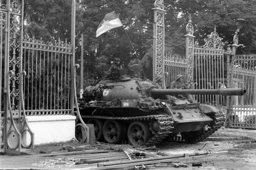 Bức ảnh “Xe tăng quân giải phóng tiến vào Dinh Độc Lập trưa 30/4/1975” do phóng viên chiến trường Trần Mai Hưởng chụp (ảnh do nhân vật cung cấp)