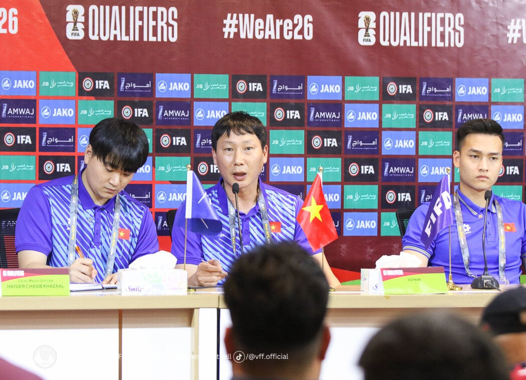 HLV Kim Sang-sik tin vào khả năng đi tiếp của đội tuyển Việt Nam. (Ảnh: VFF)