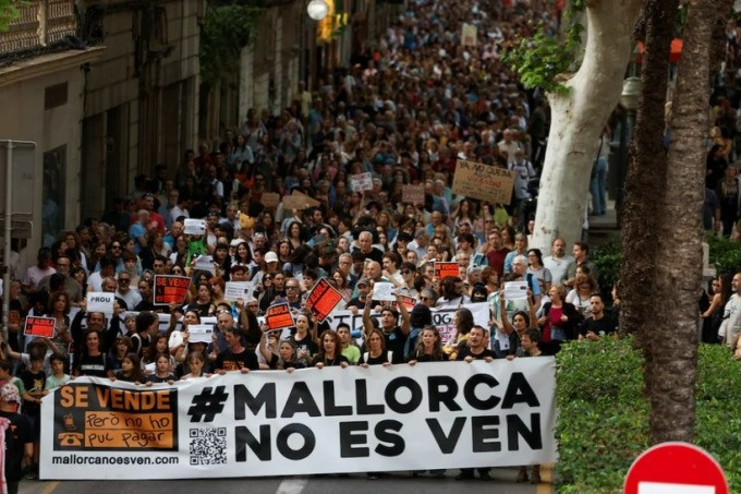 Người dân Mallorca biểu tình hôm 26/5. Ảnh: Reuters