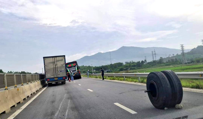 Hai lốp sau xe khách văng trên nền đường cao tốc song may mắn không có phương tiện nào đâm trúng. Ảnh: Lam Sơn
