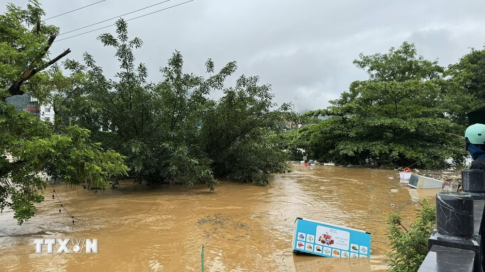 Mưa lớn kéo dài suốt đêm 9 và ngày 10/6 đã khiến nước sông Lô ở thành phố Hà Giang dâng cao, gây ngập lụt các hộ sống ven sông. (Ảnh: Minh Tâm/TTXVN)