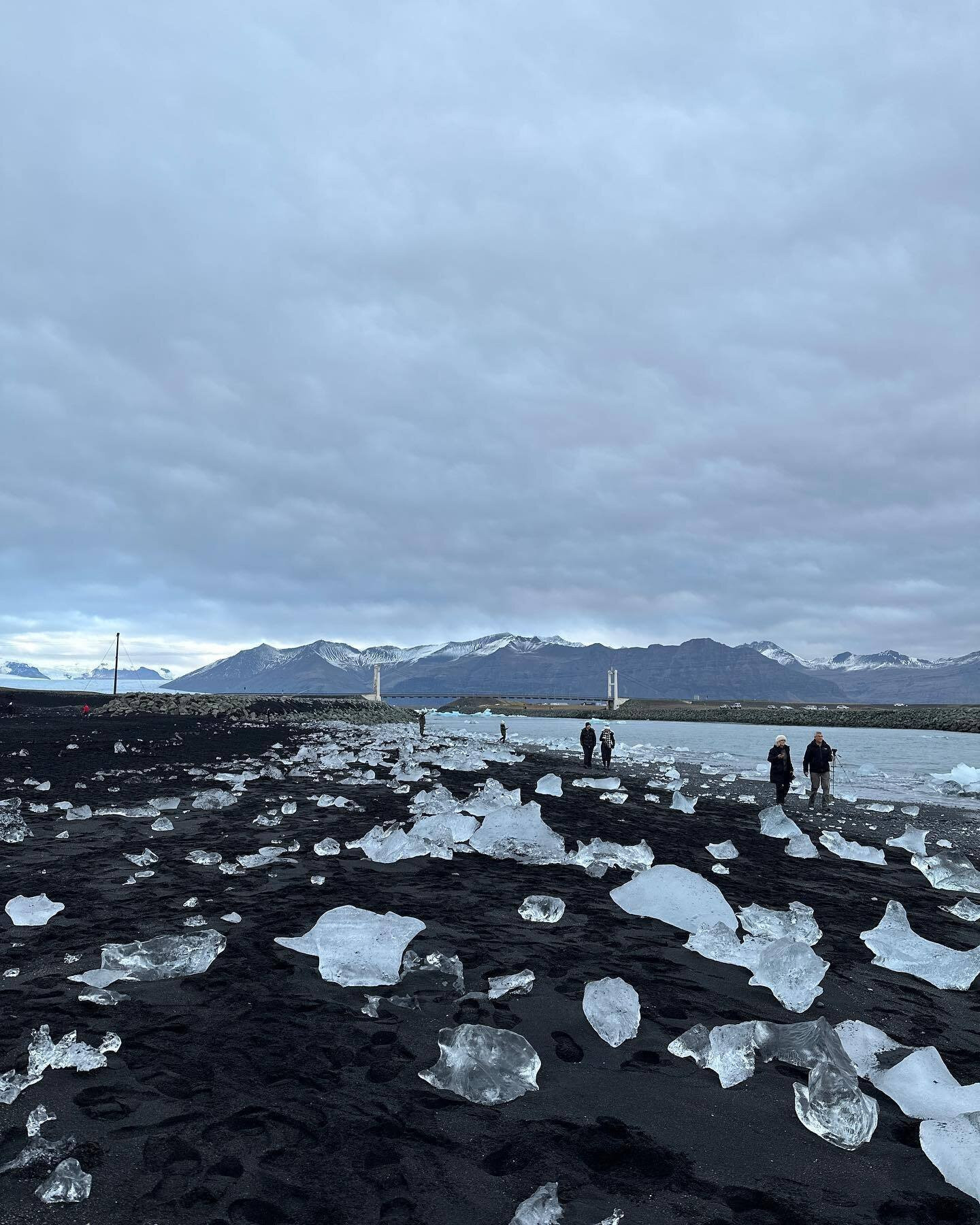 Những viên “kim cương” trải dài trên bờ biển tại Iceland - Ảnh: MISS YAZ