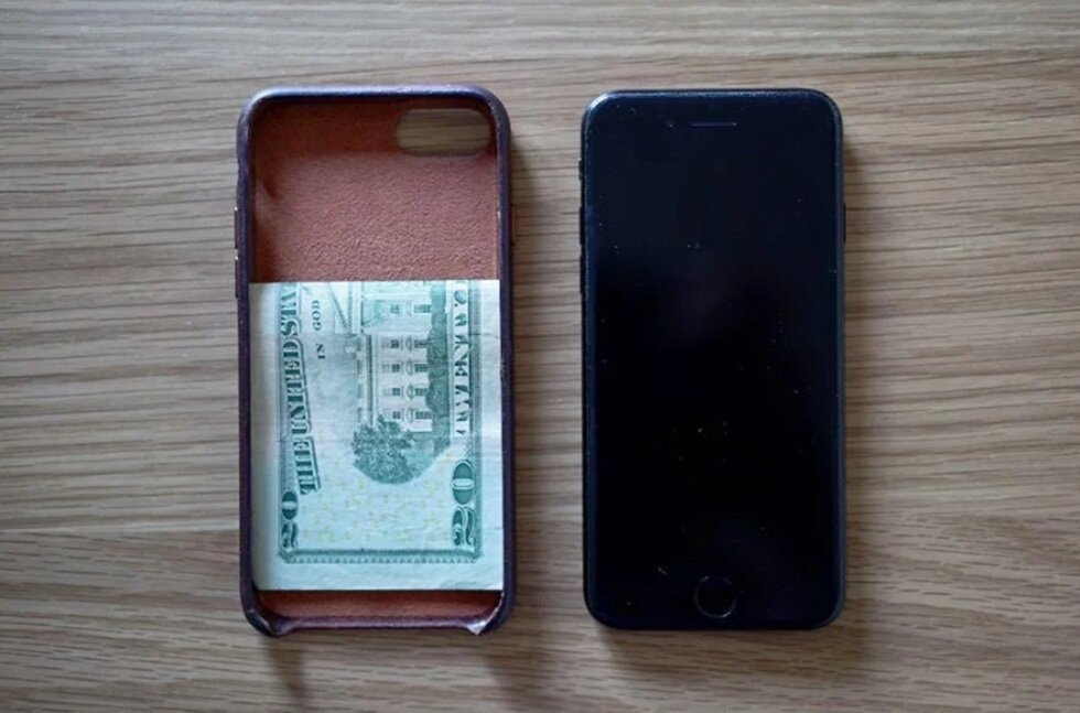 Điện thoại là vật dụng cá nhân mà bạn luôn mang theo bên mình và việc để tiền trong ốp điện thoại mang lại cảm giác lúc nào bạn cũng đang cầm tiền trên tay (Ảnh: Reddit)