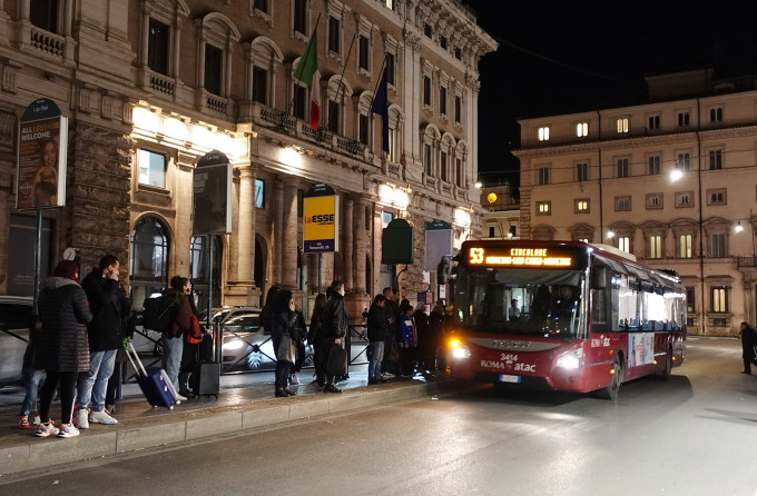 Xe buýt là phương tiện công cộng rất phổ biến ở Rome. Ảnh: Trịnh Hằng