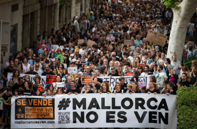Người dân Mallorca biểu tình hôm 26/5 để ngăn quá tải du khách. Ảnh: AFP