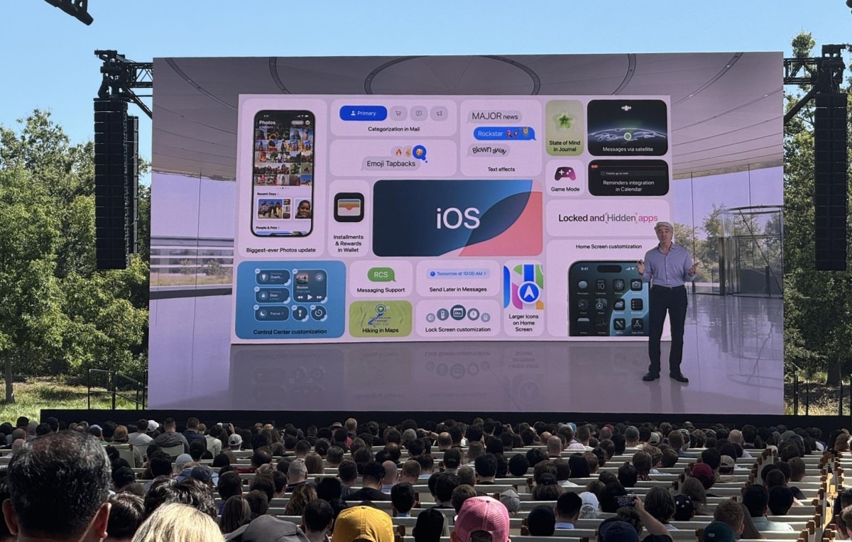 Hình ảnh Phó chủ tịch Apple Craig Federighi giới thiệu về iOS 18 tại WWDC 2024. Ảnh: Tuấn Hưng