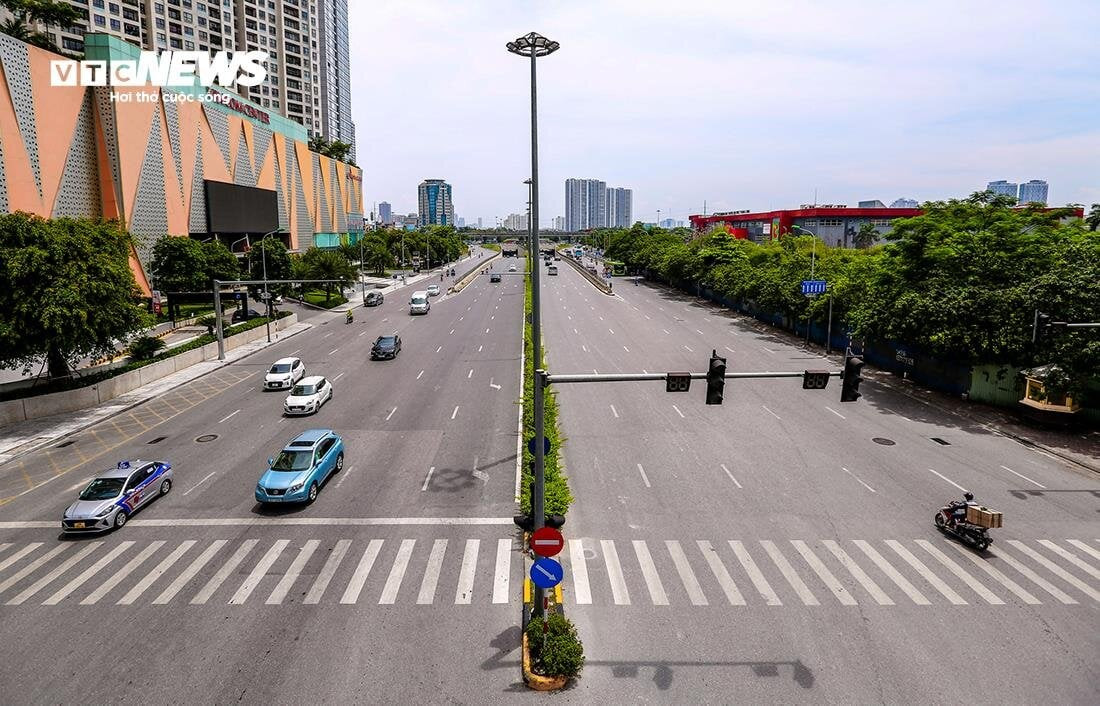 Đường phố Hà Nội vắng vẻ trong ngày nắng nóng gay gắt. (Ảnh minh hoạ: Ngô Nhung)