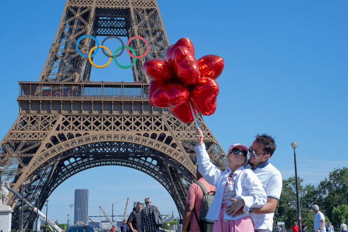 Du khách tại tháp Eiffel, Paris, Pháp ngày 7/6. Ảnh: AFP