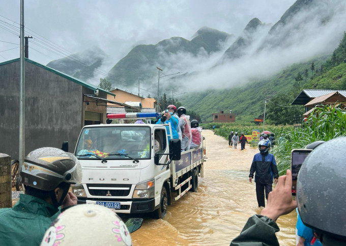 CSGT cứu khách du lịch kẹt ở Hà Giang những ngày mưa lũ hôm 9/6. Ảnh: Gia Chính