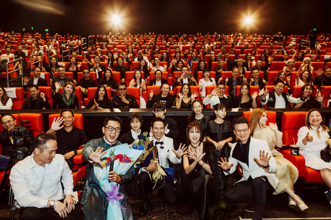 Vợ chồng Lý Hải và diễn viên Trương Minh Cường (hàng đầu, thứ hai từ trái qua) giao lưu khán giả trong rạp. Ảnh: Mr Two