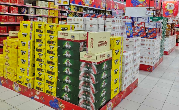 Sản phẩm bia được bày bán tại siêu thị hồi tháng 2. Ảnh: Phương Dung