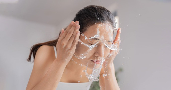Rửa mặt với nước đá lạnh giúp chống lão hóa hiệu quả.