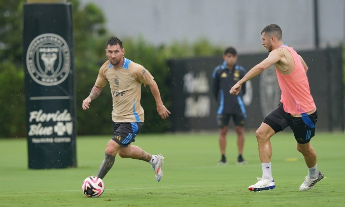 Messi (trái) trên sân tập ngày 12/6, cùng Argentina chuẩn bị cho Copa America 2024. Ảnh: AFA