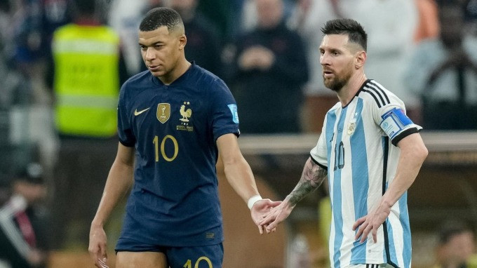 Messi bắt tay Mbappe trong trận chung kết World Cup 2022 ở Doha, Qatar, nơi Argentina thắng Pháp bằng loạt đá luân lưu để vô địch. Ảnh: AFP