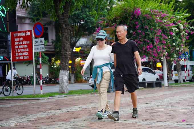 Người cao tuổi Đà Nẵng đi thể dục ven công viên, tháng 5/2024. Ảnh: Nguyễn Đông