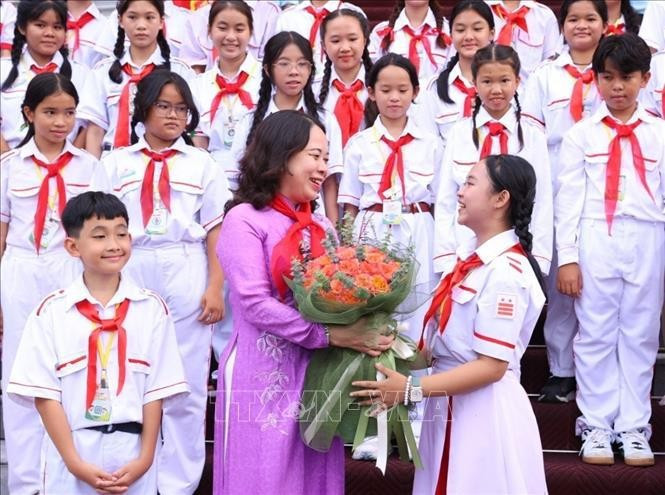 Vice State President Vo Thi Anh Xuan meets children from Ho Chi Minh City. (Photo: VNA)