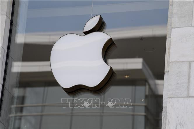 Biểu tượng của hãng Apple tại một cửa hàng ở Washington, DC, Mỹ. (Ảnh: AFP/TTXVN)
