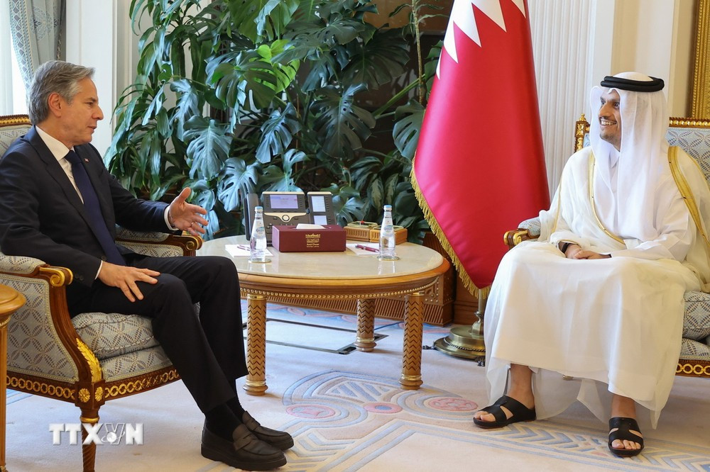Ngoại trưởng Mỹ Antony Blinken (trái) và Thủ tướng Qatar Sheikh Mohammed bin Abdulrahman Al-Thani tại cuộc gặp ở Doha ngày 12/6/2024 để thảo luận về cuộc xung đột tại Gaza. (Ảnh: AFP/TTXVN)