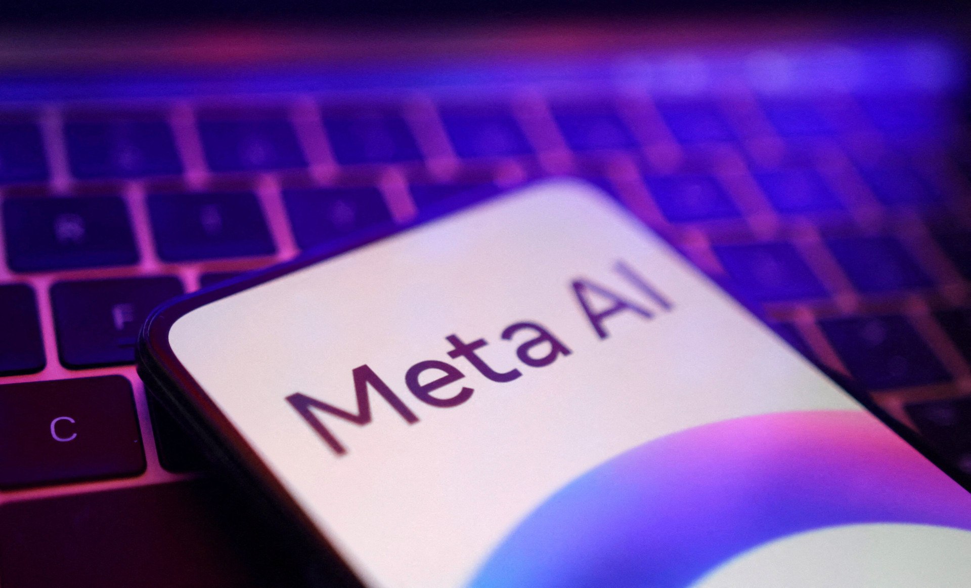 Meta có kế hoạch sử dụng dữ liệu cá nhân để đào tạo các công cụ trí tuệ nhân tạo mà không cần sự đồng ý của người dùng. (Ảnh: Reuters)