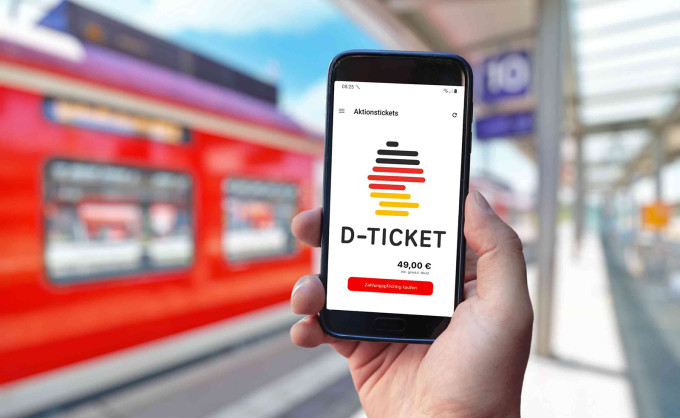 Deutschland Ticket có thể đi khắp nơi trong nước Đức, được bán online và cả tại các máy tự động. Ảnh: Adobe Stock