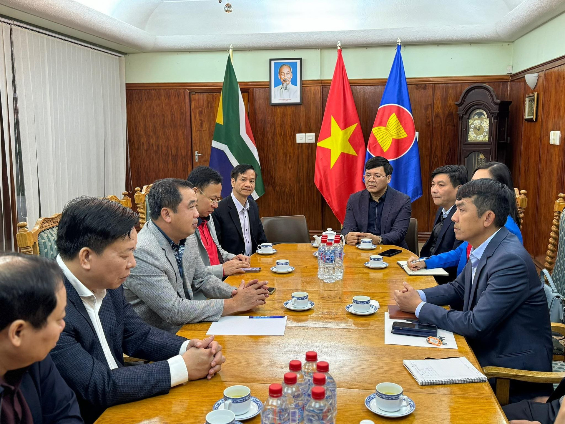 Đồng chí Bí thư Tỉnh uỷ Hải Dương Trần Đức Thắng trao đổi thông tin với Đại sứ Việt Nam tại Nam Phi Hoàng Sỹ Cường
