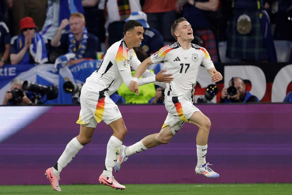 Florian Wirtz (phải) mừng bàn mở tỷ số cho Đức trong trận khai mạc Euro 2024 với Scotland tối 14/6. Ảnh: PA