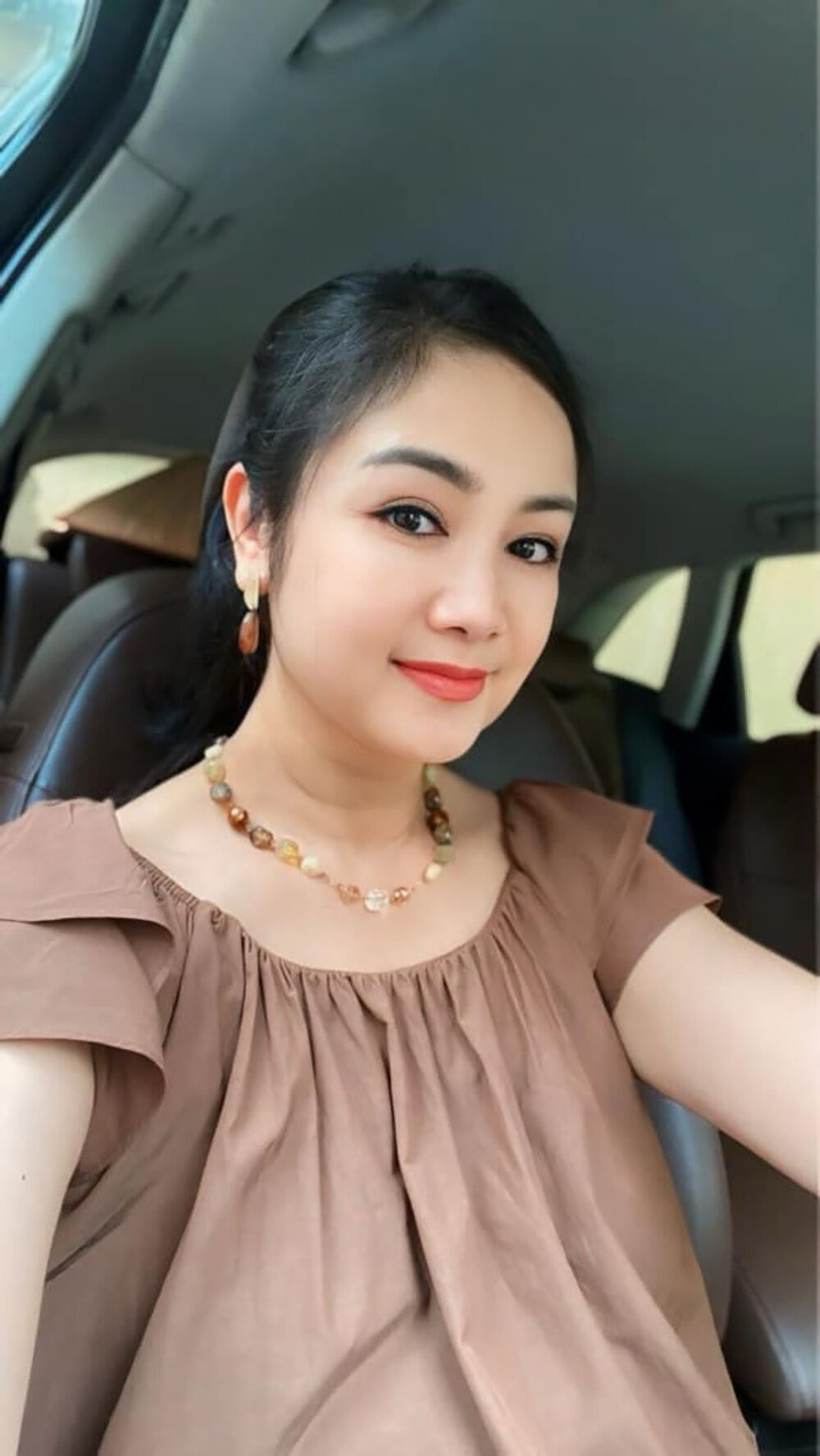 Sao Việt 17/6: Trịnh Kim Chi tình tứ bên chồng, Thanh Hương gợi cảm sau ly hôn - 10