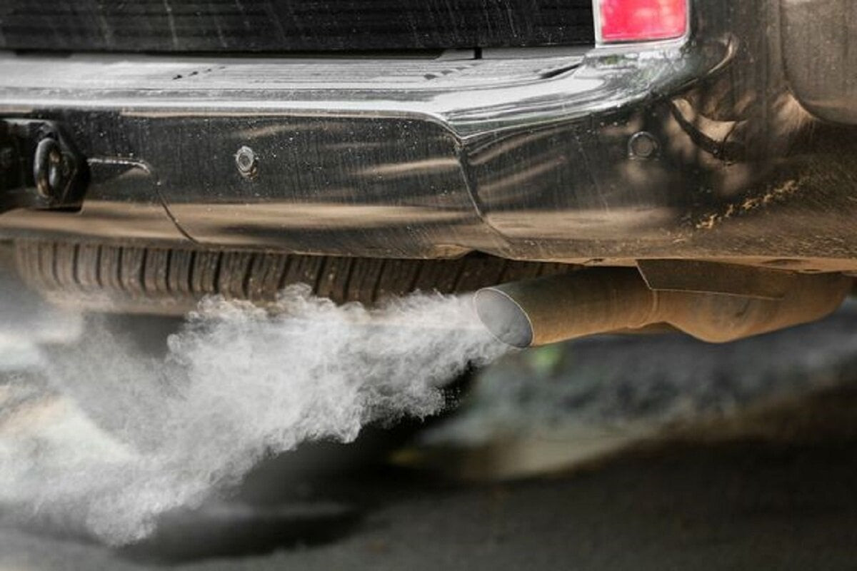 Nếu phát hiện mùi xăng dầu cần mang ô tô đến gara để sửa chữa kịp thời. (Ảnh minh họa).